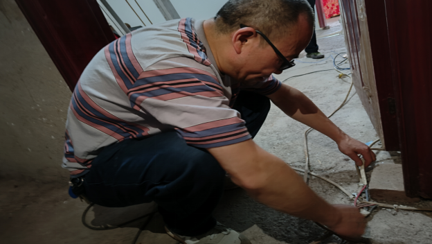 三下鄉(xiāng)“維修家電”實(shí)踐主題|畢節(jié)工業(yè)職業(yè)技術(shù)學(xué)院  “星與心源”暑假社會(huì)實(shí)踐團(tuán)隊(duì)開展“上門為百姓服務(wù)”主題活動(dòng)