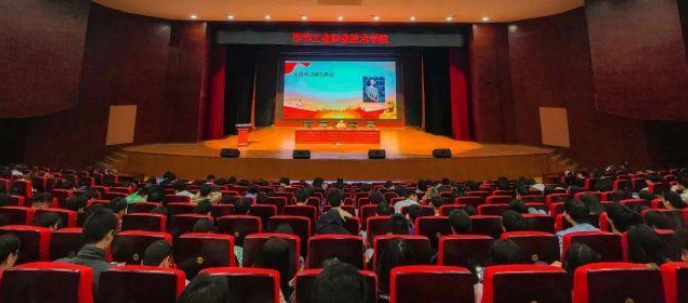 信息工程系開展“弘揚(yáng)勞模精神 爭(zhēng)做時(shí)代先鋒”講座