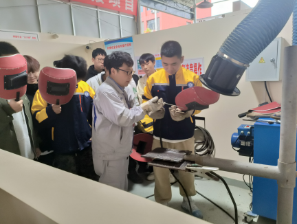 ?大國工匠進校園，一對一技能傳授 