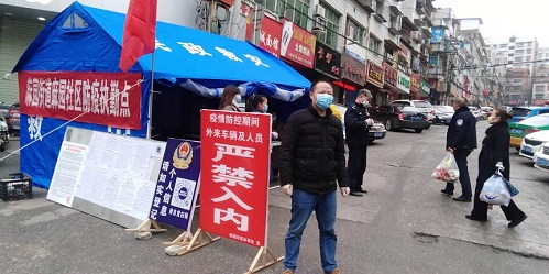 在逆境中前行，筑牢疫情防線 讓黨旗在防控疫情一線高高飄揚