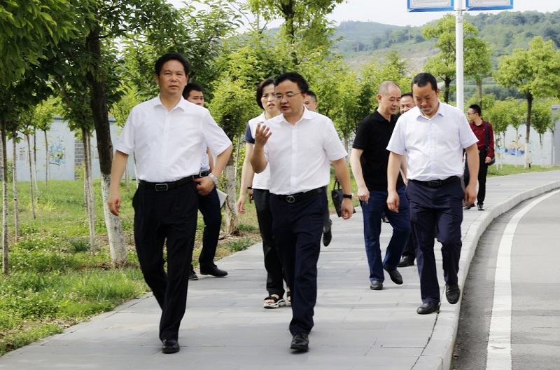 畢節(jié)市市委副書記、市長張集智一行到 畢節(jié)工業(yè)職業(yè)技術學院調(diào)研