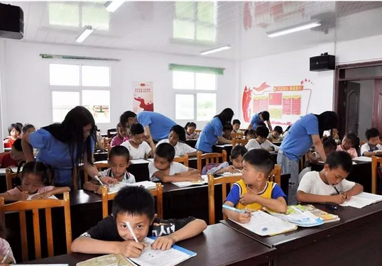 百里杜鵑:“三下鄉(xiāng)”七彩志愿隊(duì)助力示范村鄉(xiāng)村振興