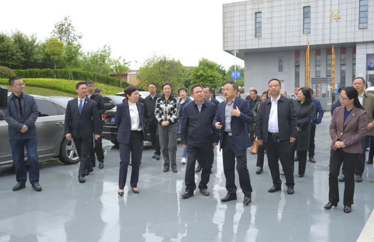 貴陽(yáng)市人民政府副市長(zhǎng)龍叢一行赴我院開展畢業(yè)生就業(yè)創(chuàng)業(yè)工作調(diào)研