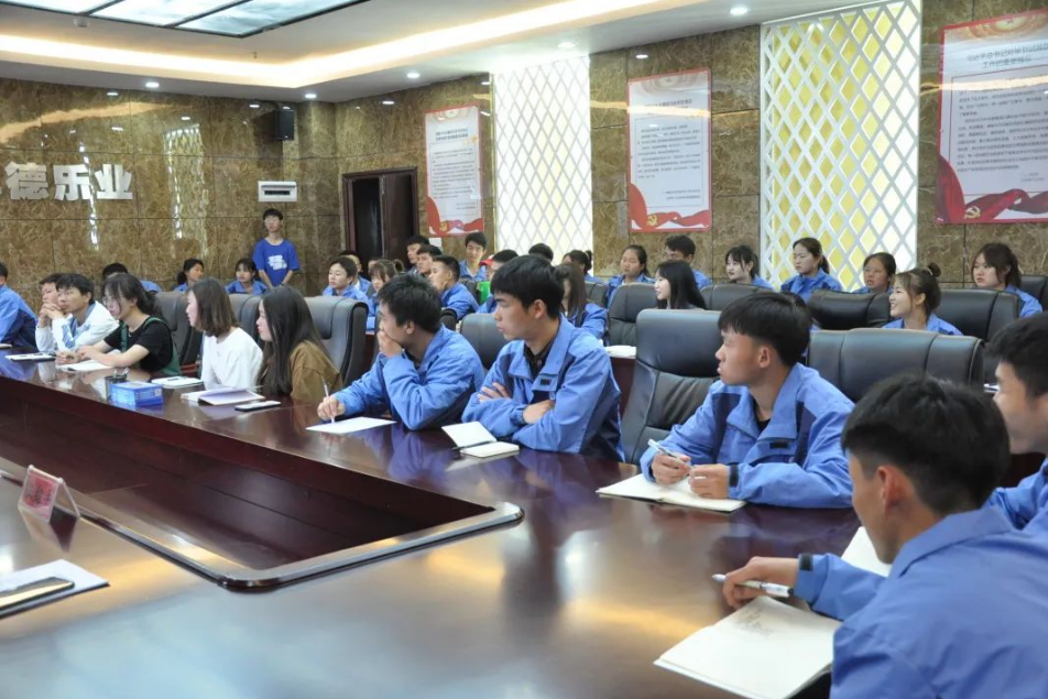 感謝你們?yōu)閷W(xué)院發(fā)展獻(xiàn)良策！