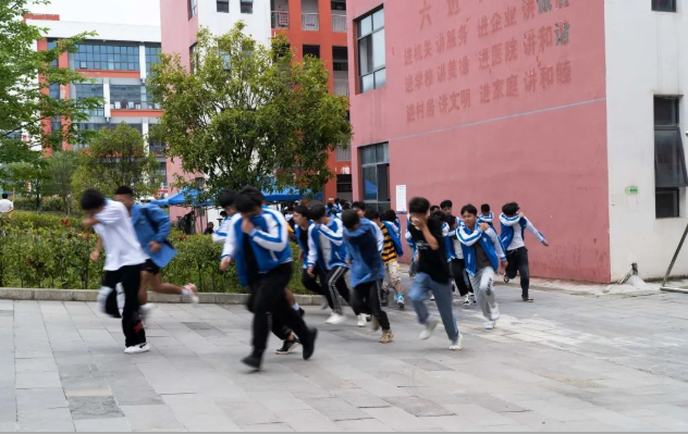 畢節(jié)工業(yè)職業(yè)技術(shù)學(xué)院舉行安全疏散演練、滅火演練及消防科普活動