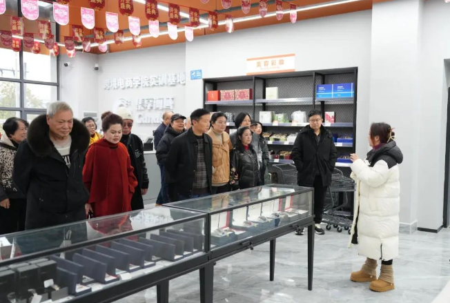 憶崢嶸歲月 話今朝發(fā)展——學(xué)院召開退休干部、教職工座談會