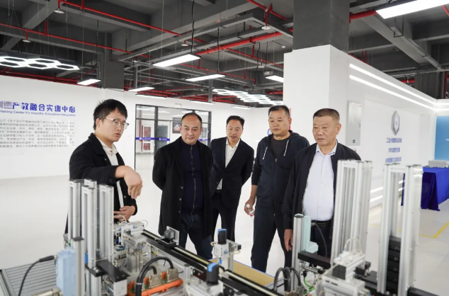 貴州省人民政府督學、省教育廳中小學名師名校長培養(yǎng)管理辦公室主任謝笠率隊到我院考察調(diào)研職普融通工作