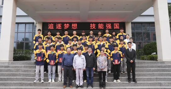 畢節(jié)工業(yè)職業(yè)技術學院舉辦“勞模工匠進校園,匠心傳承育未來”系列活動
